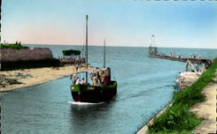 MODERN CARD Courseulles On Sea entered to the port of the boat of walk