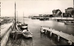 CPM Courseulles Sur Mer Le Port Bateaux