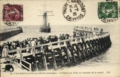 CPA Courseulles Sur Mer L Entree du Port au moment de la maree Bateau Voileir 