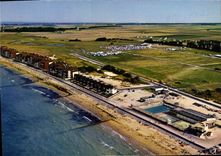 CPM Courseulles Vue d ensemble La plage et la piscine 
