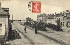 CPA Courseulles Sur Mer La place de Caen
