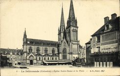 CPA La Delivrande Eglise Notre Dame et la Place