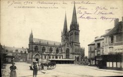 CPA La Delivrande La Basilique et la Place