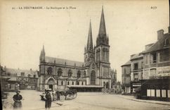 CPA La Delivrande La Basilique et la Place