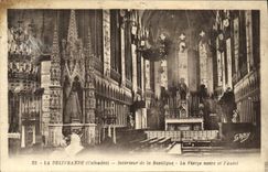 CPA La Delivrande Interieur de la Basilique La vierge noire et l Autel