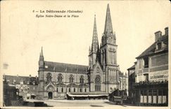 CPA La Delivrande Eglise Notre Dame et la Place