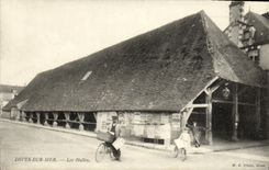 CPA Dives Sur Mer Les Halles animee 