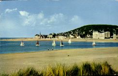 CPM Dives Vue Sur Village Guillaume le Conquerant La plage et la vue sur Houlgate