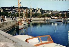 CPM Deauville Le Bassin des Yachts Bateaux