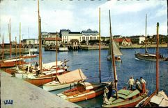 CPM Deauville Le Bassin des Yachts et le Casino de Trouville 