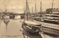 CPA Deauville Plage Fleurie Le Bassin des Yachts Bateaux
