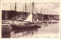 CPA Deauville Plage Fleurie Le Bassin des Yachts Bateaux