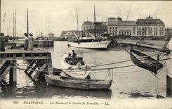 CPA Deauville Les Bassins et le Casino de Trouville Bateaux