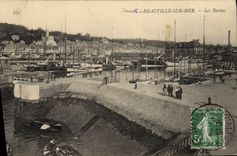 CPA Deauville Sur Mer Les Bassins Bateaux 