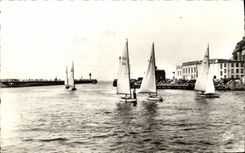 CPA Deauville Trouville Les Regates Bateaux