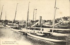 CPA Deauville Les Cotes de la Manche Rentree Par Gros Temps Bateaux