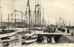 CPA Deauville Les Yachts Dans les Bassins Bateaux
