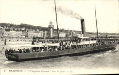 CPA Deauville L Angustin Normand Dous les Jetees Bateau