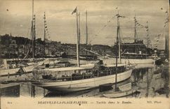 CPA Deauville Les Yachts dans le Bassin Bateaux 