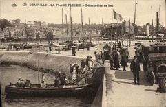 CPA Deauville Plage Fleurie Debarcadere du bac Bateau Automobile 