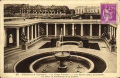 CPA Deauville Plage Fleurie Les Bains Au Fond le Normandy et le Casino