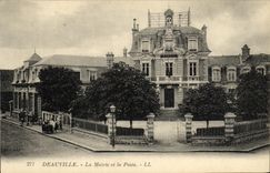 CPA Deauville La Mairie et la Poste
