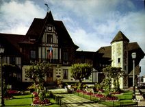 CPM Deauville L hotel de ville et l office du tourisme