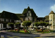 CPM Deauville Trouville L Hotel de Ville Style Normand et son jardin