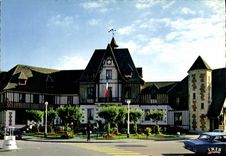 CPM Deauville Plage Fieurie L Hotel de Ville