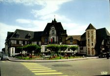 CPM Deauville Plage Fieurie L Hotel de Ville