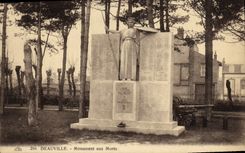 CPA Deauville Monument aux Morts Militaria