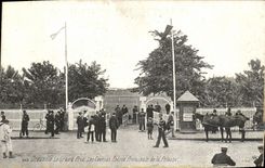 CPA Deauville Le grand prix Les courses Entree principale de la pelouse Hippisme Chevaux