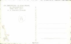 POSTAL Deauville de la VENDIMIA el hotel florecido de Normandia de la playa y el bulevar de Cornuche