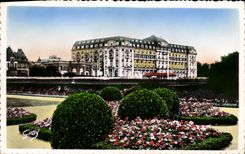 CPM Deauville La Plage Fleurie Le Royal Hotel et les jardins