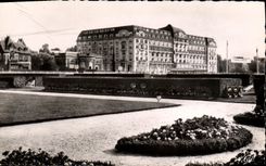 CPM Deauville La Plage Fleurie Le Royal Hotel et les Jardins
