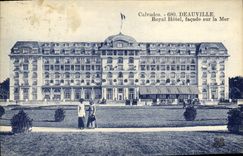 CPA Deauville Royal Hotel facade sur la Mer