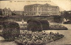 CPA Deauville Plage Fleurie Le Royal Hotel et les jardins