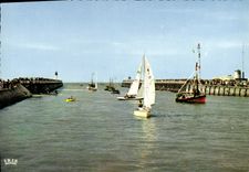 CPM Deauville Trouville Depart des Regates et les Jetees