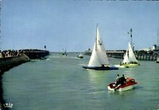 POSTAL MODERNA veleros de Deauville Trouville que salen del puerto y de los dos barcos de los embarcaderos