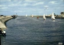 POSTAL MODERNA embarcaderos de Trouville Deauville y los barcos de los veleros