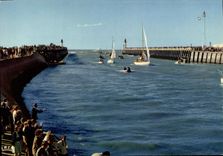 CPM Deauville Trouville Les Voiliers et les Jetees Bateaux