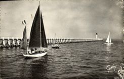 CPM Deauville La Jetee Bateaux