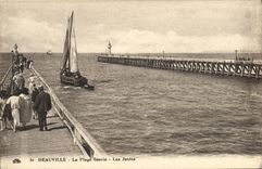 POSTAL Deauville de la VENDIMIA la playa florecida los barcos de los embarcaderos