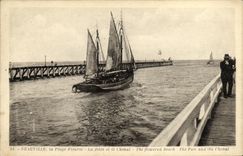 POSTAL Deauville de la VENDIMIA la playa florecida el embarcadero y el barco de canal