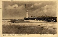La playa de Deauville de la POSTAL de la VENDIMIA florecio el efecto de la luz hacia el embarcadero