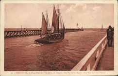 CPA Deauville La Plage Fleurie La Jetee le Chenal Bateau