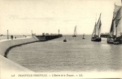 CPA Deauville Trouville L Entree de la Touques Bateaux