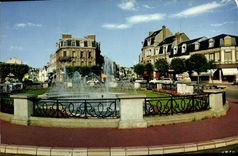 CPM Deauville Plage Fleurie La Place de Morny et les jets d eau 