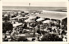 POSTAL MODERNA la playa de Deauville florecio ociosidad en la playa