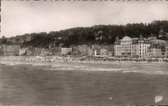 La POSTAL Deauville de la VENDIMIA la reina de las playas la playa tiene alta marea y los chalets